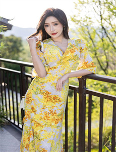 《小受上课被伸进去摸》